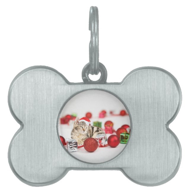 赤いサンタ帽子のクリスマスオーナメントを着た猫 ペットネームタグ (正面)