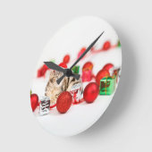 赤いサンタ帽子のクリスマスオーナメントを着た猫 ラウンド壁時計 (傾斜)