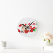 赤いサンタ帽子のクリスマスオーナメントを着た猫 ラウンド壁時計 (ホーム)