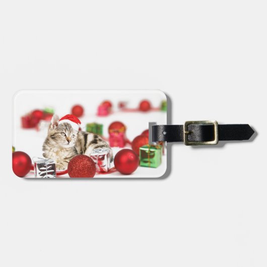 赤いサンタ帽子のクリスマスオーナメントを着た猫 ラゲッジタグ (正面横)