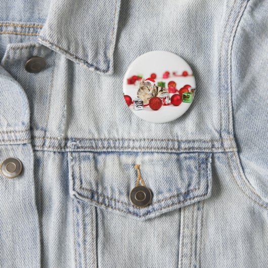 赤いサンタ帽子のクリスマスオーナメントを着た猫 缶バッジ (インサイチュ)