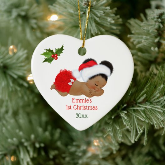 赤いサンタ帽子の女の子のベビーの最初のクリスマス セラミックオーナメント (ツリー)