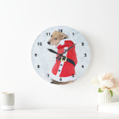 赤いサンタ・スーツのクリスマスを着た雪のかわいい犬 ラージ壁時計 (ホーム)