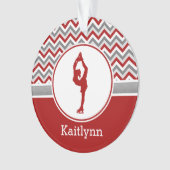 赤いシェブロンのフィギュアスケート選手のパーソナライズなオーナメント オーナメント (正面)