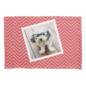 赤いシェブロン模様の写真 – 背面の名前 枕カバー (正面)