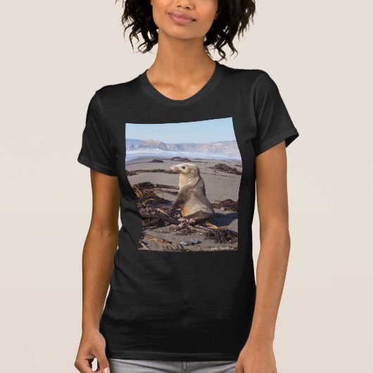 赤いシールのワイシャツ Tシャツ (正面)