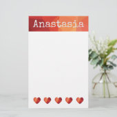 赤いジオメトリックハートとパーソナライズされた名前 便箋 (スタンド正面)