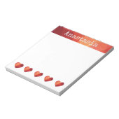 赤いジオメトリックハートパーソナライズされたと名前フレーム ノートパッド (回転)