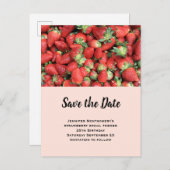 赤いジューシーなイチゴのバッチ日付を保存 インビテーションポストカード (正面/裏面)