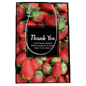 赤いジューシーなイチゴの写真を使ったビジネスサンキューカード ミディアムペーパーバッグ (正面)