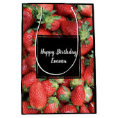 赤いジューシーなイチゴの誕生日 ミディアムペーパーバッグ (正面)