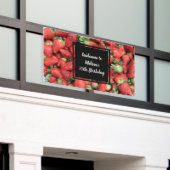 赤いジューシーなイチゴの誕生日 横断幕 (ビルの外側)