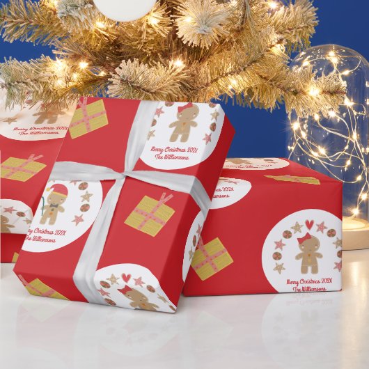 赤いジンジャーブレッドCookieスクリプト名前をカスタムするかわいい ラッピングペーパー (クリスマス)