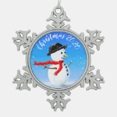 赤いスカーフと黒い帽子を持つ雪だるま スノーフレークピューターオーナメント (正面)