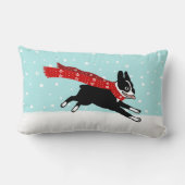 赤いスカーフを身に着けている冬休みのボストンテリア ランバークッション (裏面)