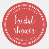 赤いスクリプトと白いストライプのブライダルシャワー ラウンドシール (正面)