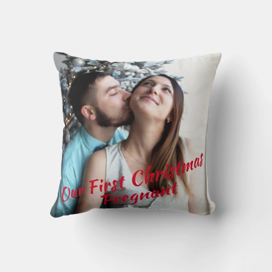 赤いスクリプト私たちの初めてのクリスマス妊娠写真 クッション (裏面)