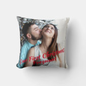 赤いスクリプト私たちの初めてのクリスマス妊娠写真 クッション (正面)