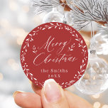 赤いスクリプモダントMerry Christmas holiday gift ラウンドシール<br><div class="desc">エレガントトレンディーメリークリスマスのスクリプトと赤葉背景のボタニカルモダンな色とシンプル。ミニマ素晴らしリストのメリー・パーソナライズされたクリスマス・ホリデー・ギフト・シール</div>