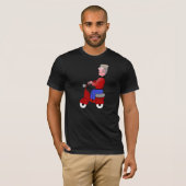 赤いスクーターに乗ったおもしろおじいさん Tシャツ (正面フル)