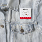 赤いスタッフピンバック名バッジスクエアロゴボタン 缶バッジ (インサイチュ)