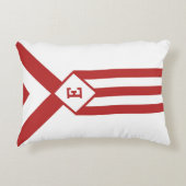 赤いストライプとシボロンとモノグラム付きホワイト アクセントクッション (正面)