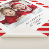 「赤いストライプクリスマスと名前の写真 シェルパブランケット (3/4)