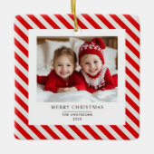 「赤いストライプクリスマスと名前の写真 セラミックオーナメント (正面)