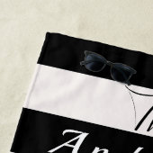 赤いストライプロブスターのファミリ名の白黒 ビーチタオル (インサイチュ)