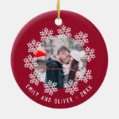 赤いスノーフレークのフレームカップル記念の写真 セラミックオーナメント (裏面)