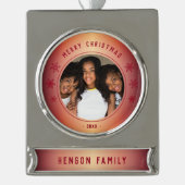 赤いスノーフレーク金属ファミリーフォトクリスマス シルバープレートバナーオーナメント (正面)