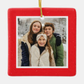 赤いスペックルフレームシンプルクリスマスフォト セラミックオーナメント (正面)