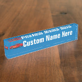 赤いスポーツ・カーが付いている明るい青は子供の男の子を炎にあてます デスクネームプレート (側面)