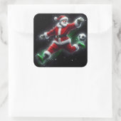 赤いスーツを着たサンタ蹴がスタイルのサッカーボール スクエアシール (バッグ)