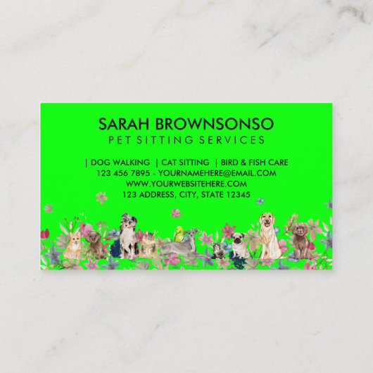 赤いソファで可愛らしい動物の緑の背景 名刺 (裏面)