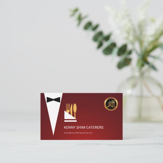 赤いタキシードのスタイリッシュなハンカチーフの金ゴールドの食事用器具類 名刺 (スタンド正面)