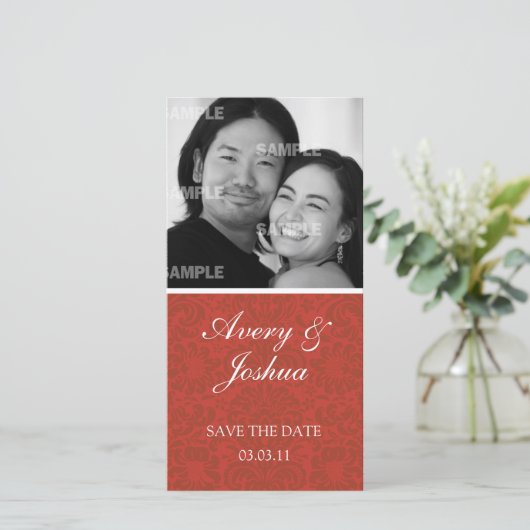 赤いダマスクのフォトカード セーブザデート (スタンド正面)