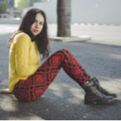 赤いダマスクの黒 レギンス