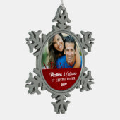 赤いダマスク1stクリスマス一緒に写真 スノーフレークピューターオーナメント (左)