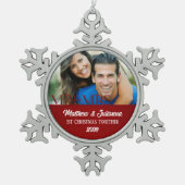 赤いダマスク1stクリスマス一緒に写真 スノーフレークピューターオーナメント (正面)