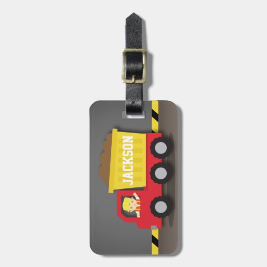 赤いダンプトラックの建築のかわいい建築者の男の子 ラゲッジタグ (正面縦)