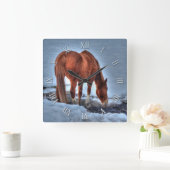 赤いダン牧場の馬が雪の池で飲む スクエア壁時計 (ホーム)