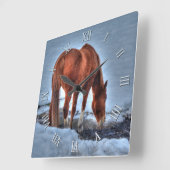 赤いダン牧場の馬が雪の池で飲む スクエア壁時計 (傾斜)