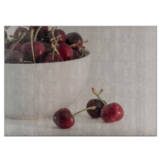 赤いチェリーフルーツの白いボウル ミュートトーンの写真 カッティングボード (正面)