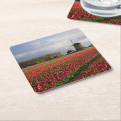 赤いチューリップおよび風車 スクエアペーパーコースター (アングル)