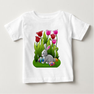 赤いチューリップにイースターエッグを隠すイースターバニー ベビーTシャツ