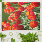 赤いチューリップの大きな畑 キッチンタオル (折り畳み)