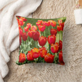赤いチューリップの大きな畑 クッション (ブランケット)