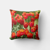 赤いチューリップの大きな畑 クッション (正面)