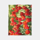 赤いチューリップの大きな畑 フリースブランケット (正面)